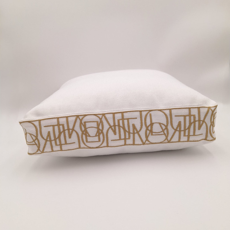 Luvoti bílý polštář se zlatým signature vzorem