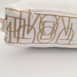 Luvoti bílý polštář se zlatým signature vzorem