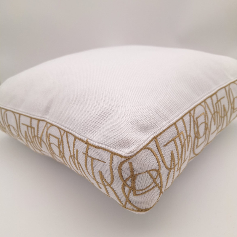 Luvoti bílý polštář se zlatým signature vzorem