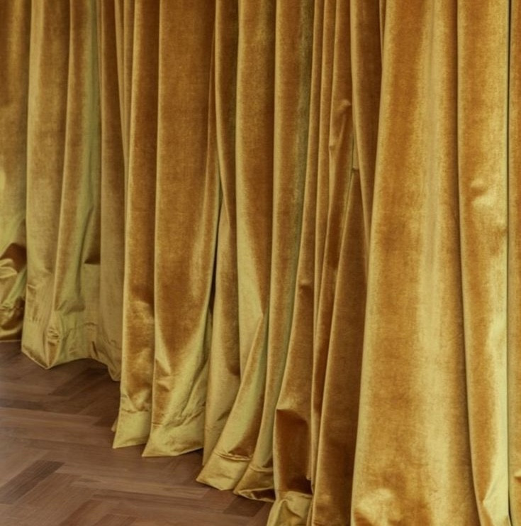 Sametové závěsy
